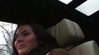 جميل اليورو في سن المراهقة الهواة بانج في سيارة في الأماكن العامة