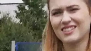 على ديك سميكة في الغابة