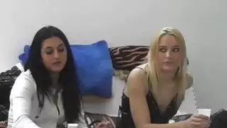 الفتيات التشيكية يلهون في الكواليس
