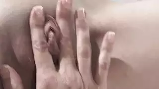 Mindi بالإصبع Bobbi's كس في حين يجري تسجيلها