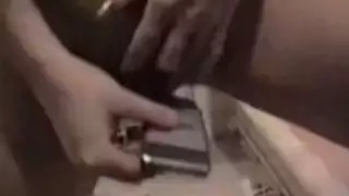 تقوم nympho الأشقر الشاحب بتوصيل دسار في مهبلها وتلميعه بحماس