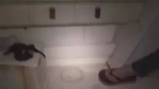 نشرت كيرا وتريكسا ساقيهما على مصراعيها ، وهما جاهزتان للانطلاق