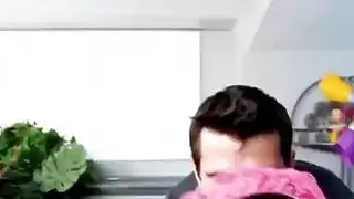 خادمة الشاب ينظف pervs ديك كبيرة مع فمها الحلو