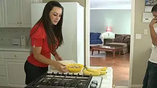 اليكس يظهر لزيارة صديقه روبرت أمي ، ليزا