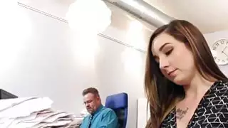 بامبي بروكس يعطي أبيها اللسان الساخن