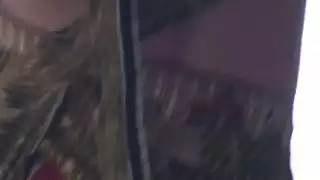 الشرير في سن المراهقة يرضي الديك