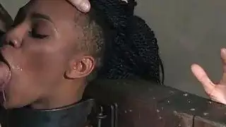 أسود العبد وقحة هو الحلق فوق طاقتها
