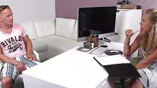 عامل أنثى يعطي footjob على يعرج ديك