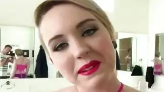 يتحول Little Miley May إلى شقي مع قطعة كبيرة من اللحم