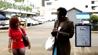مثليات الأفريقية جوجو و Akua المداعبة في الحمام