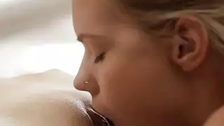 Dyke يثلج فاتنة مع الكراك مبللة