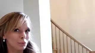 سمسار عقارات رائع MILF يعمل عميلها جيد لجعل عملية البيع