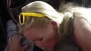 الكلبة الاشقر تبيع سيارتها تبيع لها twat