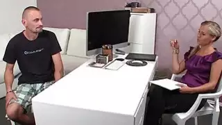 ناضجة الهواة الرجل wanking الديك في الصب