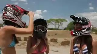 نساء بدس مثير يجربن ركوب الصعود و ركوب الدراجات