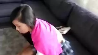 حلق كس من صديقة الآسيوية شغل على الأريكة