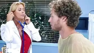 ممرضة في سن المراهقة وطبيب جبهة تحرير مورو الإسلامية الثلاثي مع المريض ذكر