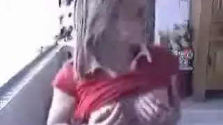 شرائط سمراء قصيرة الشعر ويلعب مع حلمته على كاميرا ويب بحماس