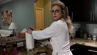 على ركبتيها