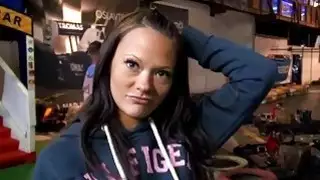 رجل ينبت في beautys الحلق بعد اللسان مشبع بالبخار