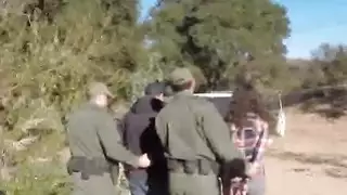 الفاسقات الشباب في الثلاثي الساخن في الهواء الطلق مع وكيل حرس الحدود