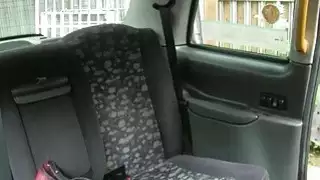 حلل راكب سلوتي من قبل سائق وهمية في المقعد الخلفي