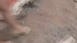امرأة سمراء جميلة مارس الجنس وأخذ الوجه في الأماكن العامة