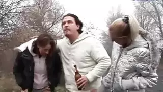 الرجل سخيف والتبول على اثنين من الفاسقات القذرة