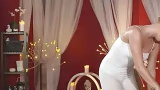 الرجل وشم الحصول على تدليك الديك الكبير