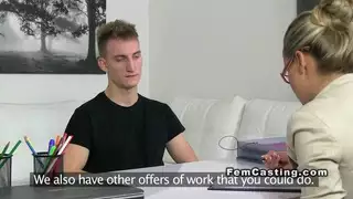وكيل الإناث إعطاء footjob أقدام مكتب