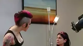العمل الشرير مثليه خلع الملابس يخطف للحصول على الكاميرا
