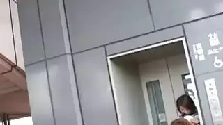 لطيف Haiji peeing الذهاب عاريا ولعب مع في الأماكن العامة