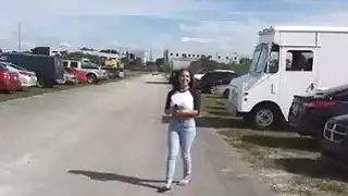 كسر bigtit يأكل النقد في حين تحصل مارس الجنس