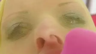 الذهب ذو الصدر الكبير مغطى بالنييلون