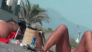 هواة العراة الهواة الحقيقية مع كس عارية على الشاطئ