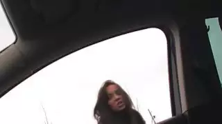 أخذت جينا ديفين قبالة اللباس الداخلي لها ولعب على البظر بينما كان في كام