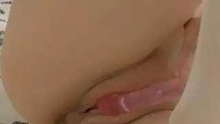فتاة في جوارب ترضي نفسها مع دسار لها