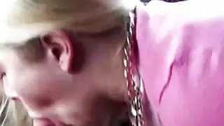 الحلو نيكي على استعداد لخدمتها بوسها الرطب لبعض الاختراق المتشددين في المقعد الخلفي