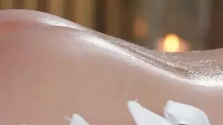 مسامير امرأة سمراء مفلس بعد التدليك