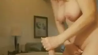 كوغار قرنية تتغذى على شاب