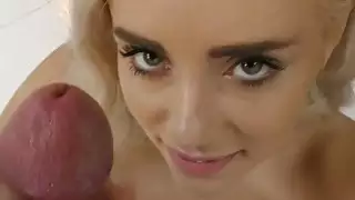 شقراء يهز مؤخرتها في شبشب بأصبع وركوب الديك في بوف
