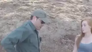 الجمال أحمر الشعر يتصاعد ضابط الحدود لحريتها