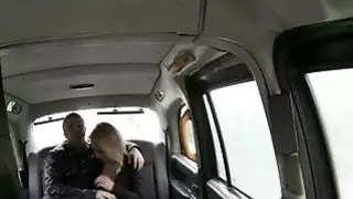 زوجان الهواة قرنية ضجيجا في سيارة أجرة أثناء تسجيلها
