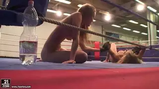 القتال مع Cindy Hope و Sophie Moone