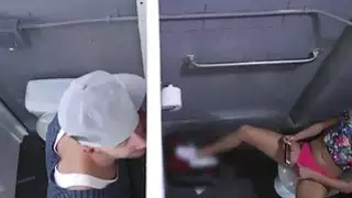 بيضاء في سن المراهقة ميغان المطر يمسك ديك عملاق في الحمام