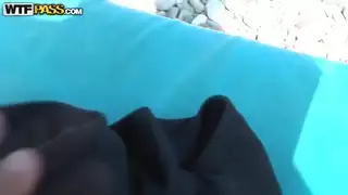 وقحة صغيرة جميلة تقضي يومها على الشاطئ والاسترخاء