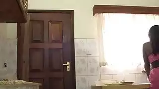 يحصل خبطت فاتنة الأفريقية مع كبير الثدي في المطبخ
