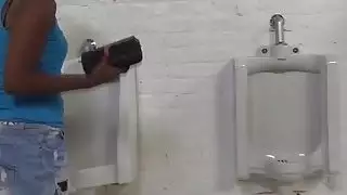 محادثات بري على الهاتف وتمتص الديك الأبيض في حفرة المجد
