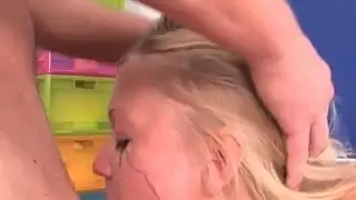 يلقي حبيبي الشرس موجة مع ثقب وجهها