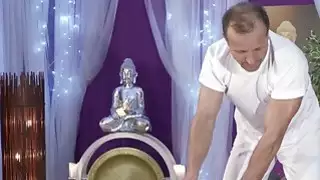 سمراء tittied عارية عارية يحصل على التدليك واللعنة